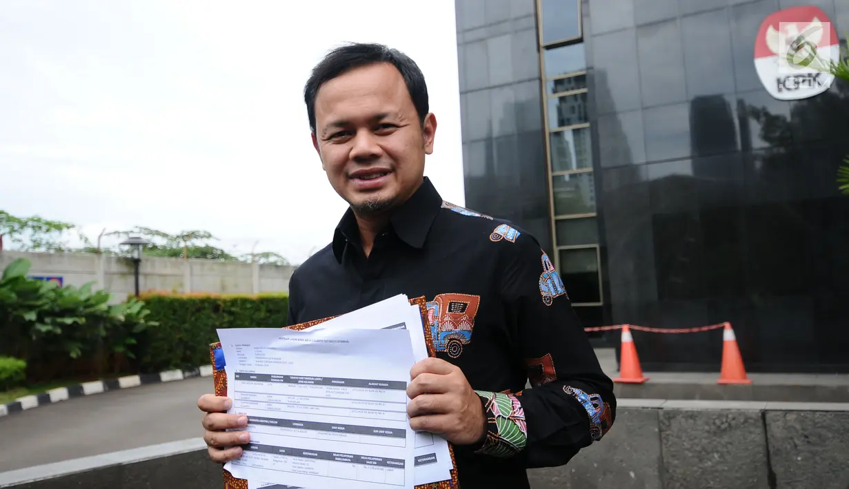 Pasangan bakal calon Wali Kota Bima Arya menunjukkan Laporan Harta Kekayaan Penyelenggara Negara (LHKPN) usai pelaporan di gedung KPK, Jakarta, Jumat (19/1). Bima Arya datang bersama calon wakilnya, Dedie A Rachim. (Liputan6.com/Helmi Fithriansyah)