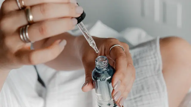 Bikin Kelihatan Tua, Ini 5 Cara Menghilangkan Garis dan Kerutan di Leher