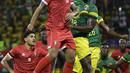 Penyerang Mali, Ibrahim Kone berebut bola dengan bek Guinea Khatulistiwa, Basilio Ndong pada babak 16 besar Piala Afrika 2021 di Stadion Limbe, Kamis (27/1/2022) dini hari WIB. Guinea Ekuatorial mempermalukan Timnas Mali 6-5 (0-0) dalam adu penalti. (AP Photo/Sunday Alamba)