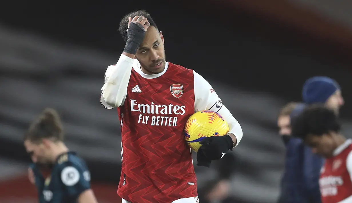 Striker Arsenal, Pierre-Emerick Aubameyang yang mencetak hattrick ke gawang Leeds United berjalan sambil membawa bola usai berakhirnya laga lanjutan Liga Inggris 2020/21 pekan ke-24 di Emirates Stadium, London, Minggu (14/2/2021). Arsenal menang 4-2 atas Leeds United. (AP/Adam Davy/Pool)