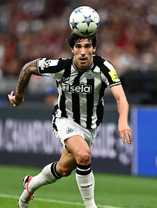 Newcastle harus membayar 64 juta euro untuk mendapatkan jasa Sandro Tonali pada 2023. Mantan pemain Brescia tersebut menandatangani kontrak hingga Juni 2028 di St' James Park. Tonali menjadi pemain Italia termahal yang pernah dibeli klub Premier League. (GABRIEL BOUYS / AFP)