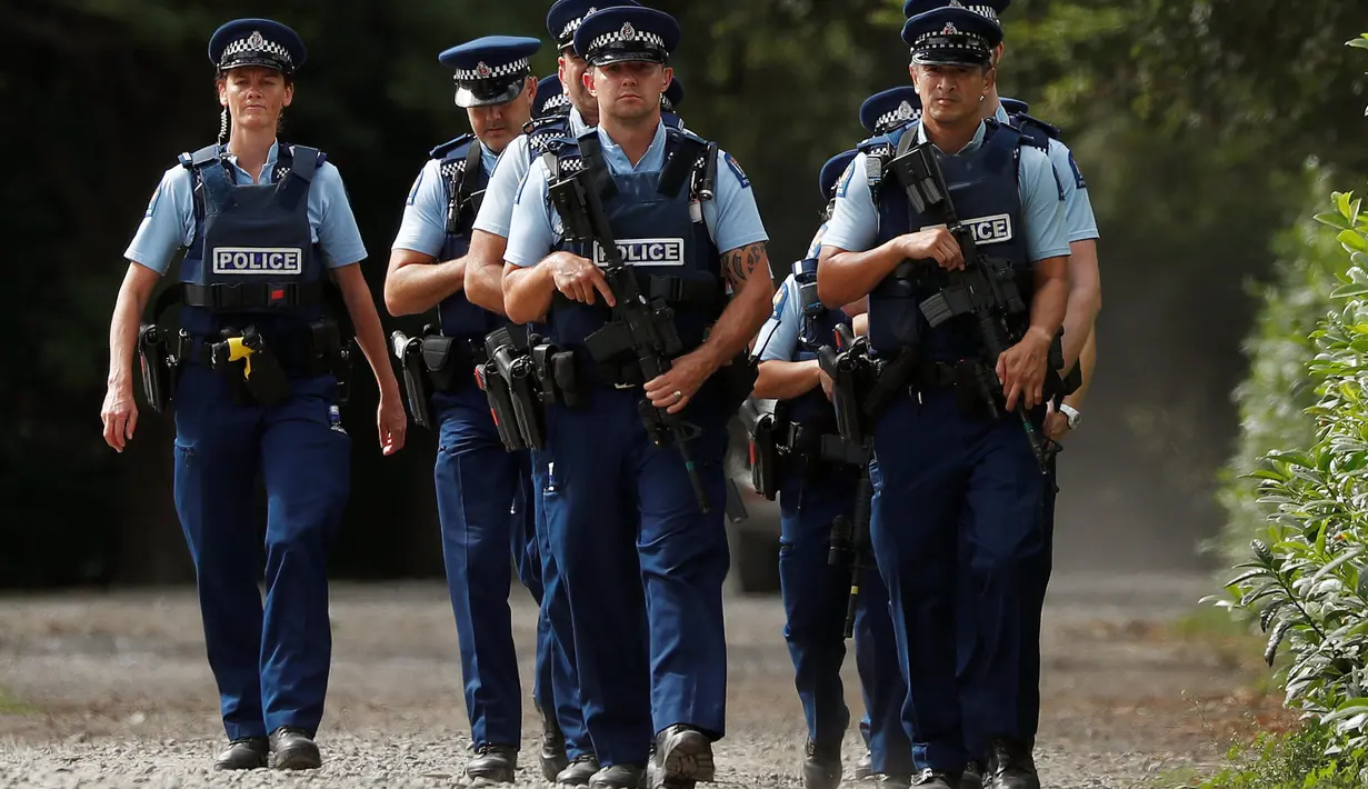 Aparat kepolisian bersenjata membuat perimeter aman sebelum pelaksanaan salat Jumat di Hagley Park, kota Christchurch, Selandia Baru, Jumat (22/3). Ibadah itu digelar sepekan selepas penembakan brutal di kota Christchurch. (REUTERS/Edgar Su)