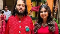 Penampilan Anant Ambani baru-baru ini kembali mencuri perhatian. Ia tampak bersaing dengan ibunya, Nita Ambani dengan memakai bros zamrud yang tak kalah besar. (Dok: IG @juliachafe&nbsp;https://www.instagram.com/juliachafe/?utm_source=ig_embed&amp;ig_rid=93c2a916-0f64-4a02-aa77-340468b43084)