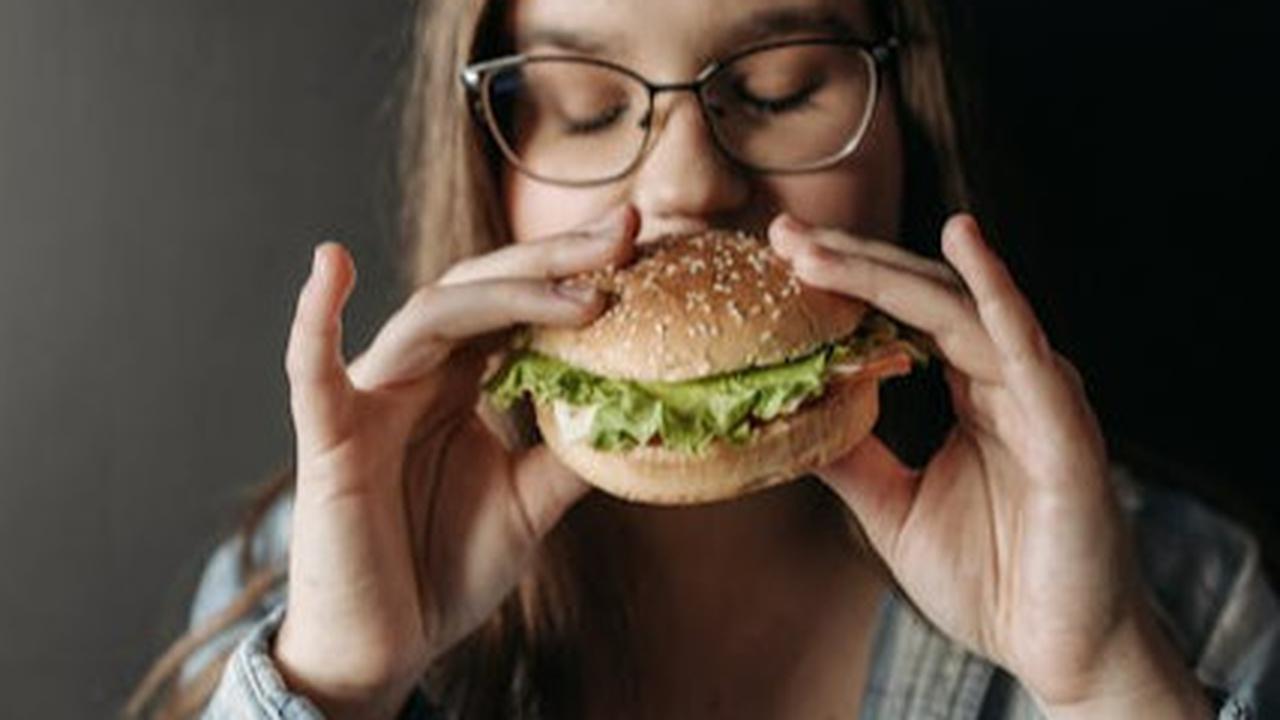 Makan makanan berat yang mengandung banyak lemak, gula, atau rempah kuat