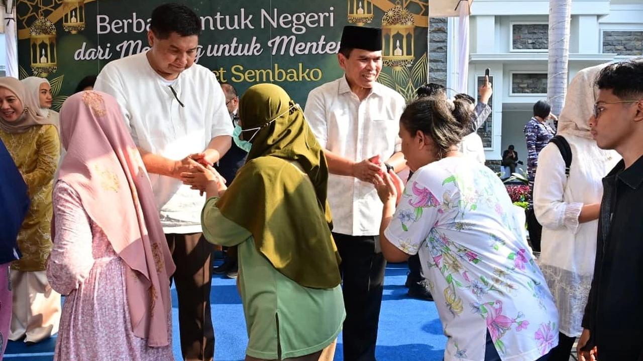 FOTO: TNI AL Salurkan Bantuan Sembako untuk Warga Menteng Tenggulun