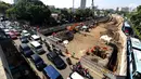 Sejumlah kendaraan terjebak kemacetan di samping proyek pembangunan underpass Mampang, Jakarta, Senin (6/11). Anies beranggapan, tak terdapatnya amdal lalin beresiko pada kemacetan parah di titik-titik pembangunan. (Liputan6.com/JohanTallo)