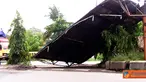 Citizen6, Pantura: Akibat angin puting beliung membuat sebuah baliho yang berada di jalur Pantura, Desa Bugel Patrol, Indramayu roboh. (Pengirim: Tresna)