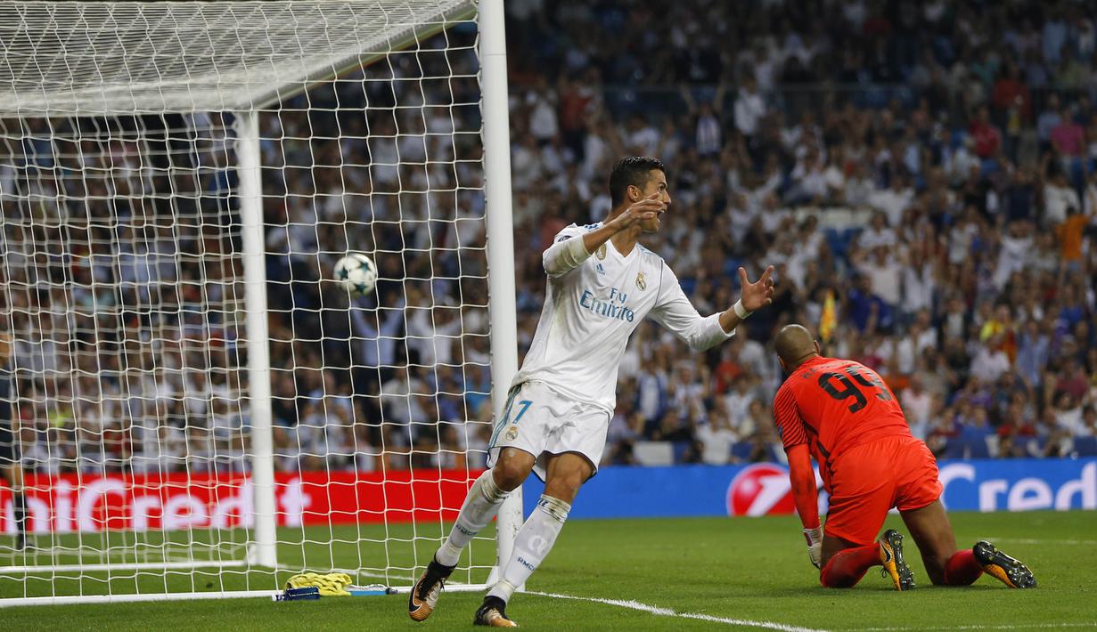 Gaya pemain Real Madrid, Cristiano Ronaldo setelah membobol gawang APOEL Nicosia yang dikawal, Boy Waterman pada laga grup H Liga Champions di Santiago Bernabeu stadium, Madrid, (13/9/2017). Real Madrid Menang 3-0. (AP/Francisco Seco)