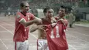 Pemain Persija Jakarta, Novri Setiawan (tengah) merayakan golnya ke gawang Perseru Serui pada laga Liga 1 2017 di Stadion Patriot, Bekasi, Selasa (13/6/2017). Persija menang 3-0. (Bola.com/Muhamad Ramadhan)