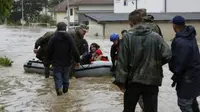 Balkan mengalami banjir terburuk dalam puluhan tahun terakhir, menewaskan 35 orang. (BBC)