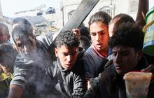 FOTO: Meratapi Warga Palestina di Kamp Pengungsi Rafah yang Semakin Memprihatinkan: Mereka Kelaparan Sampai Berebut Makanan