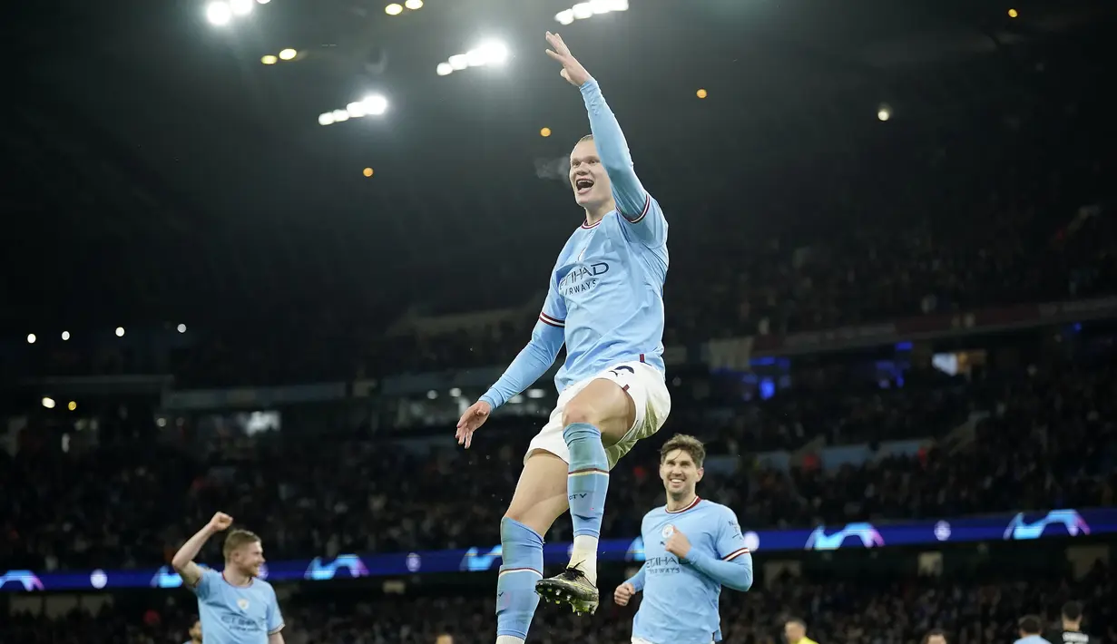 <p>Pemain Manchester City, Erling Haaland melakukan selebrasi setelah mencetak gol kelimanya ke gawang RB Leipzig pada laga leg kedua 16 Besar Liga Champions 2022/2023 di Etihad Stadium, Manchester, Rabu (15/03/2023). The Cityzens berhasil melaju ke babak perempat final setelah berhasil menang dengan skor 7-0. (AP Photo/Dave Thompson)</p>