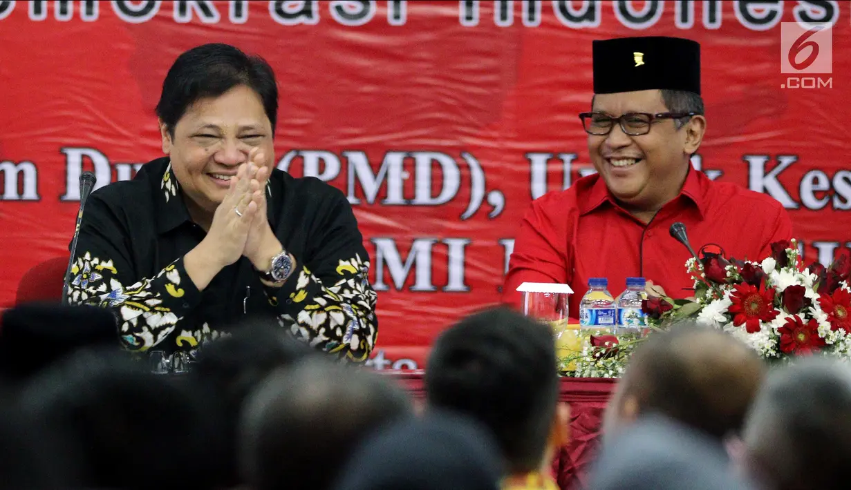 Menteri Perindustrian Airlangga Hartarto (kiri) bersama Sekjen PDIP Hasto Kristiyanto saat Rakorbidnas III Kemaritiman PDIP, Jakarta, Minggu (8/4). Acara ini untuk mengisi program aksi bidang kemaritiman DPP PDI Perjuangan. (Liputan6.com/Johan Tallo)