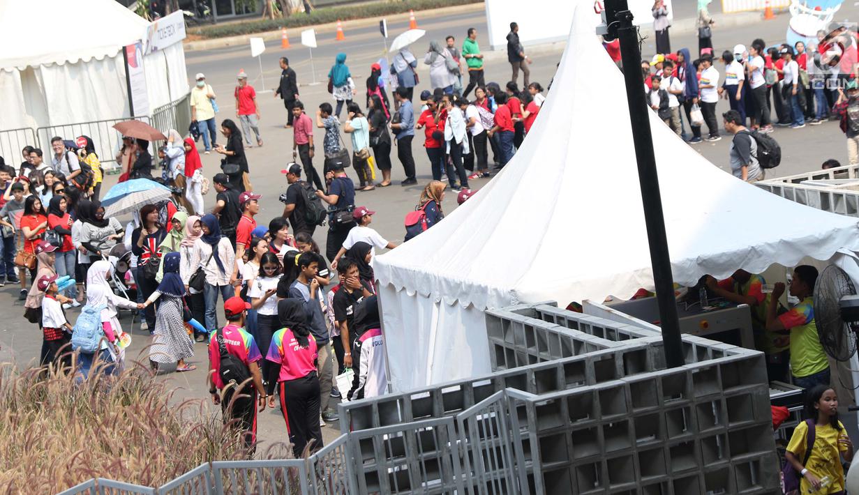 Calon suporter tim Indonesia mengantre masuk Istora GBK untuk menyaksikan laga Para Bulutangkis, Jakarta, Jumat (12/10). Sejumlah atlet para bulutangkis Indonesia berlaga dipartai final dan semi final. (Liputan6.com/Helmi Fithriansyah)