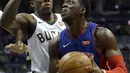 Pemain Detroit Pistons, Reggie Jackson mencoba melakukan tembakan saat diadang pemain Bucks, Eric Bledsoe pada laga NBA basketball game di Bradley Center, Milwaukee, (15/11/2017). Bucks menang 99-95. (AP/Aaron Gash)