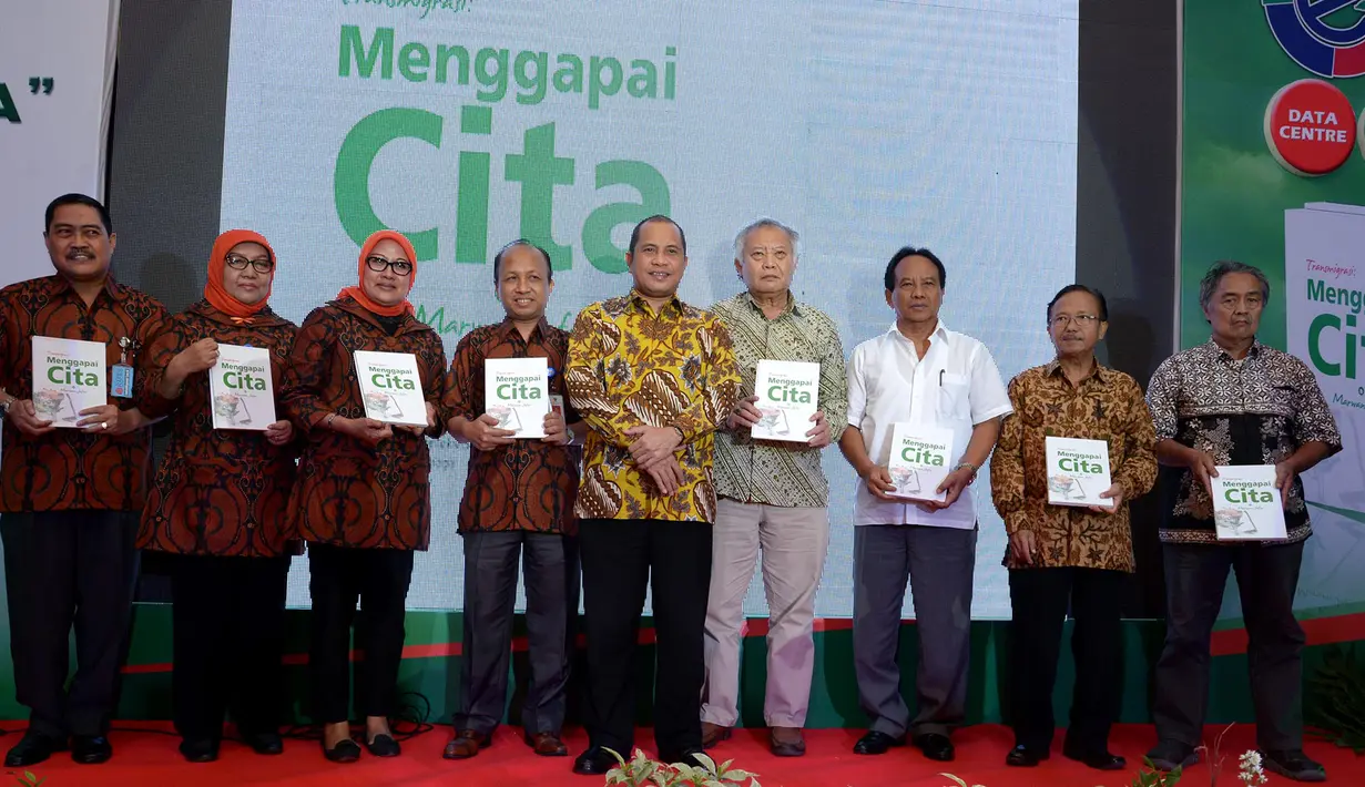 Menteri Desa, PDTT, Marwan Jafar (tengah) memberikan buku "Transmigrasi Menggapai Cita" saat peluncuran buku tersebut di Kantor Kementerian Desa, PDTT, Jakarta, Selasa (19/1/2016). (Foto: Wahyu Wening/Humas Kemendes, PDTT) 