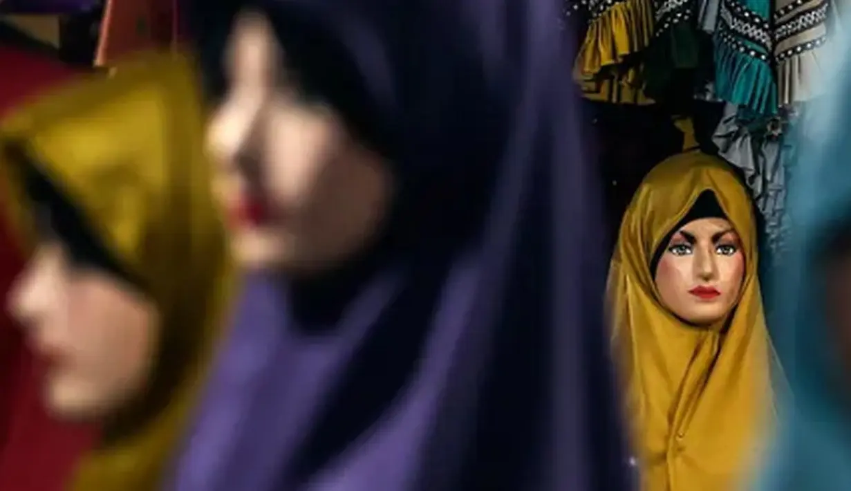 Dagangan gamis dan baju anak milik pedagang di pasar Parung, Bogor, Jawa Barat, Kamis (18/2/2021). Akibat menurunnya omset penjualan gamis dan baju anak selama pandemi COVID-19, pedagang rela menurunkan harga agar menarik perhatian pembeli. (Liputan6.com/Johan Tallo)