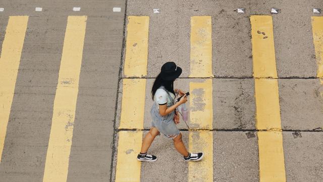 Ilustrasi berjalan sambil main HP, gangguan