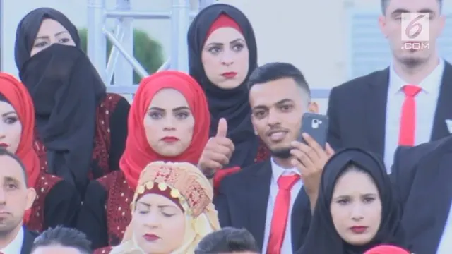 Pemerintah Palestina menggelar pernikahan massal di Ramallah, Tepi Barat. Sebanyak 260 pasangan mengikuti nikah massal ini.