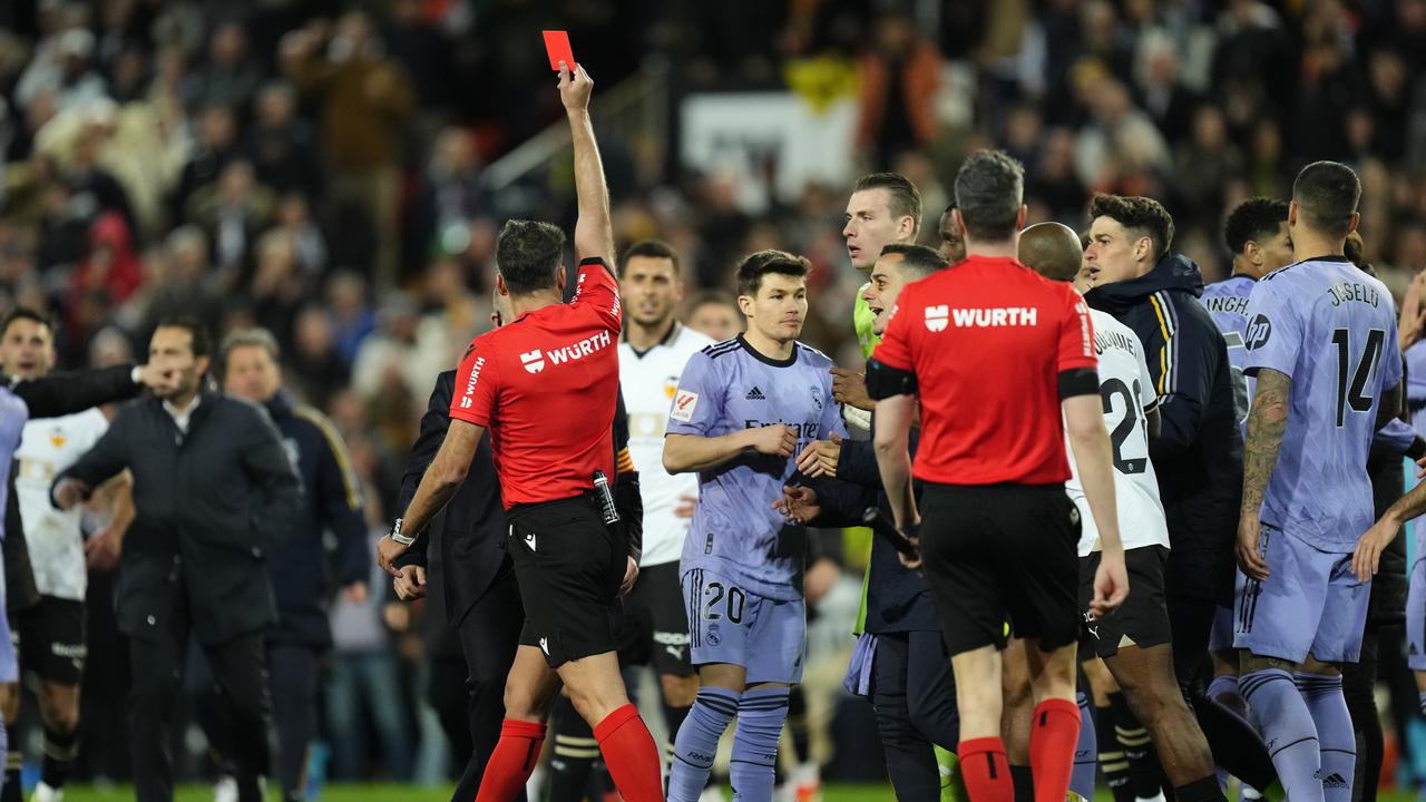 Foto: Melihat Gol Jude Bellingham yang Dianulir Wasit, Protes Keras Hingga Berujung Kartu Merah