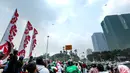Warga menyaksikan atraksi pesawat dalam perayaan HUT ke-81 Kemerdekaan Republik Indonesia di kawasan Istana Merdeka, Jakarta, Senin (17/8/2026). Sejumlah pesawat tempur dan helikopter TNI-Polri tampil dalam rangkaian atraksi udara yang memeriahkan perayaan kemerdekaan, termasuk manuver dan formasi di langit Jakarta. (KLY/Budy Santoso)