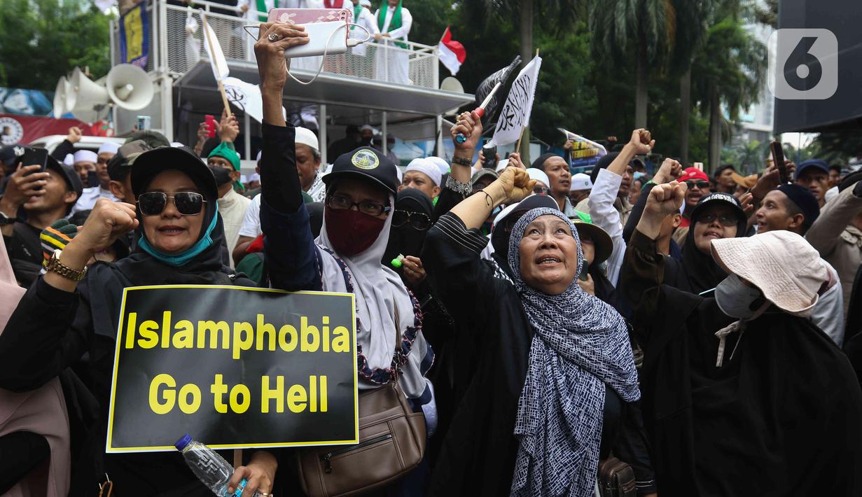 Massa Aksi Bela Al-Qur'an 301 menggeruduk Kedutaan Besar (Kedubes) Swedia di Kuningan, Jakarta Selatan, Senin (30/1/2023). Pihak kepolisian menyiapkan puluhan aparat, hingga kawat berduri, dan mobil rantis di depan Kedubes Swedia. (Liputan6.com/Herman Zakharia)