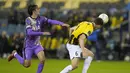 Bek Vitesse Arnhem, Jacob Rasmussen mengoper bola di sebelah penyerang Tottenham Hotspur, Bryan Gil pada matchday ketiga Grup G Europa Conference League 2021/2022 di Stadion Gelredome, Kamis (21/10/2021) malam WIB. Tottenham menelan kekalahan 0-1 di markas Vitesse Arnhem. (AP Photo/Peter Dejong)