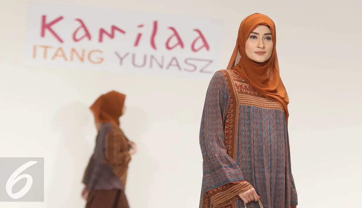 Itang Yunasz mempersembahkan busana muslim santun nan rupawan menjelang Ramadan 2017, Jakarta, Kamis (9/3). Sedikitnya ada 102 koleksi dalam 30 set busana desain baru Itang Yunasz. (Liputan6.com/Immanuel Antonius)