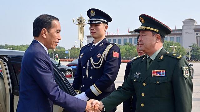 Presiden Republik Indonesia Joko Widodo (Jokowi) mengunjungi Monumen Pahlawan Rakyat, Tiananmen Square, di Beijing, China, pada Selasa (17/10/2023).