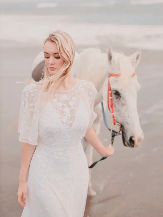 Potret Nur Khamid dan Polly Alexandria Robinson. (Sumber: Instagram/pollyoddsocks)