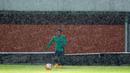 Andik Vermansah diguyur hujan pada sesi latihan uji coba lapangan di Stadion Maguwoharjo, Sleman, Sabtu (08/10/2016). (Bola.com/Nicklas Hanoatubun)