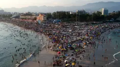 Foto udara menunjukkan orang-orang menikmati pantai Recreio dos Bandeirantes di tengah gelombang panas di Rio de Janeiro, Brasil, pada 17 Maret 2024. (TERCIO TEIXEIRA/AFP)