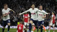 Son Heung-min melakukan selebrasi usai mencetak gol ke gawang Arsenal pada pertandingan sepak bola Liga Inggris antara Tottenham Hotspur dan Arsenal di stadion Tottenham Hotspur di London, Inggris, Kamis, 12 Mei 2022. (AP Photo/Matt Dunham)