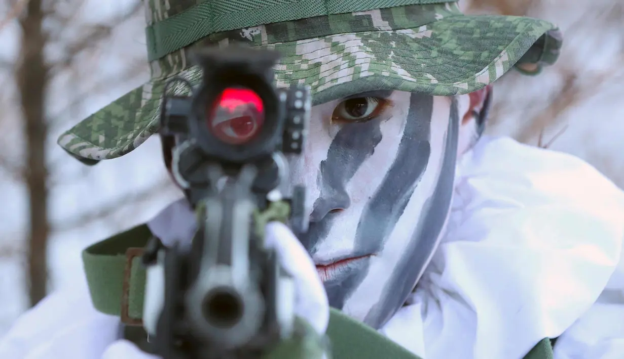 Personel Angkatan Laut Korea Selatan bersiap menembak di sebuah bukit bersalju saat Marsine AS di Pyeongchang, sekitar 180 kilometer timur Seoul, (19/12). Marinir dari Korea Selatan dan AS mengambil bagian latihan musim dingin militer. (AFP Photo/Yonhap)