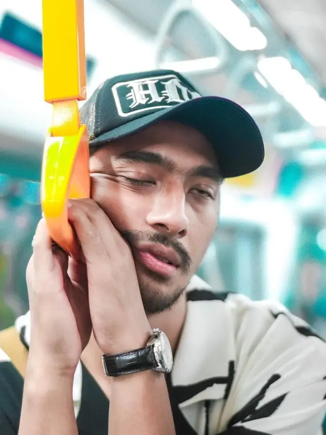 Pesona Arya Saloka saat Naik MRT