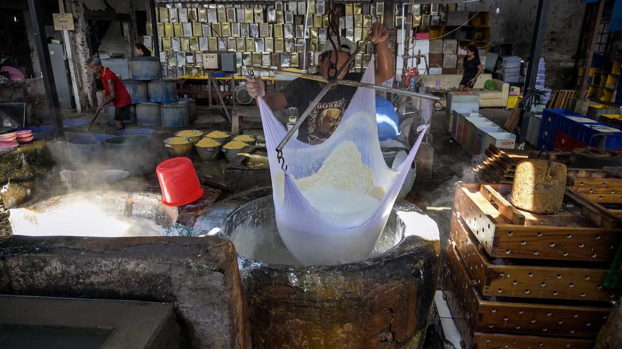 FOTO: Kenaikan Harga Kedelai Tekan Produksi Tahu di Jawa Timur