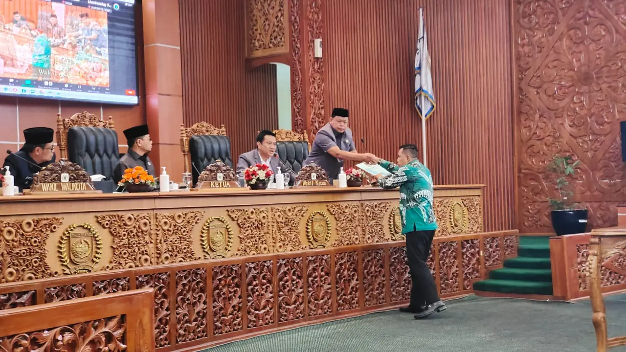 Komisi D menyerahkan hasil audiensi orang tua siswa terkait relokasi SDN Pondok Cina 1 pada sidang Paripurna DPRD Kota Depok.