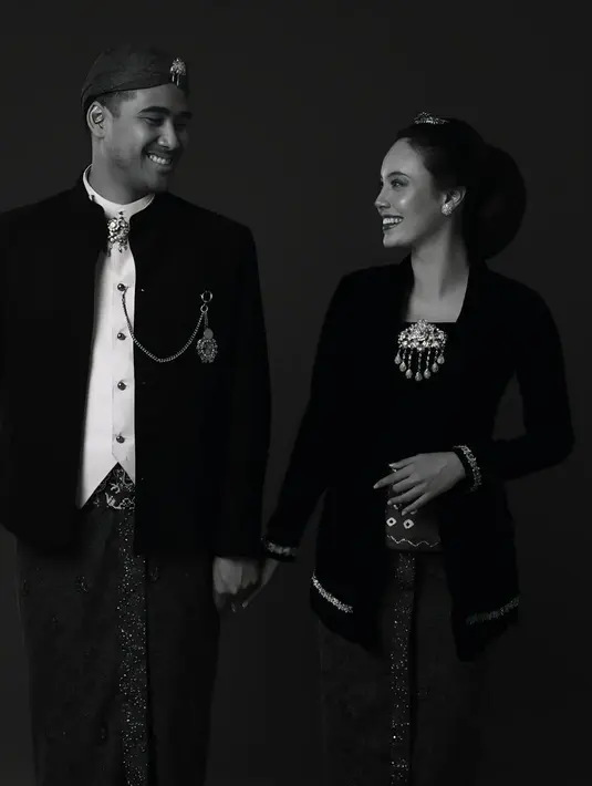 Omar Armandiego terlihat gagah kenakan beskap Jawa hitam velvet dan inner putih [@anggikabolsteril]