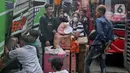 Jika pada hari biasa jumlah bus yang tersedia hanya berkisar antara 65 hingga 75 unit, maka saat arus mudik Lebaran jumlahnya bisa meningkat hingga 350–400 bus per hari.  (Liputan6.com/Angga Yuniar)
