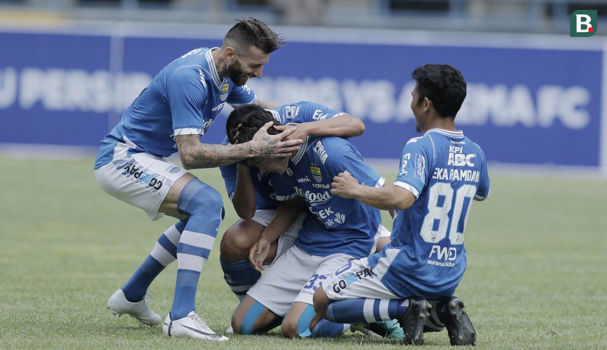 Para pemain Persib Bandung merayakan gol yang dicetak oleh Oh In-Kyun ke gawang Arema FC di Stadion GBLA, Bandung, Minggu (18/3/2018). Persib menang 2-1 atas Arema FC. (Bola.com/M Iqbal Ichsan)