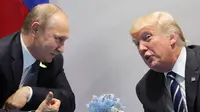 Presiden AS, Donald Trump (kanan) berbincang dengan Presiden Rusia Vladimir Putin saat bertemu di KTT G20, di Hamburg, Jerman (7/7). Pertemuan pemimpin negara adidaya ini untuk memperbaiki hubungan kedua negara. (AFP Photo/Sputnik/Mikhail Klimentiev) 