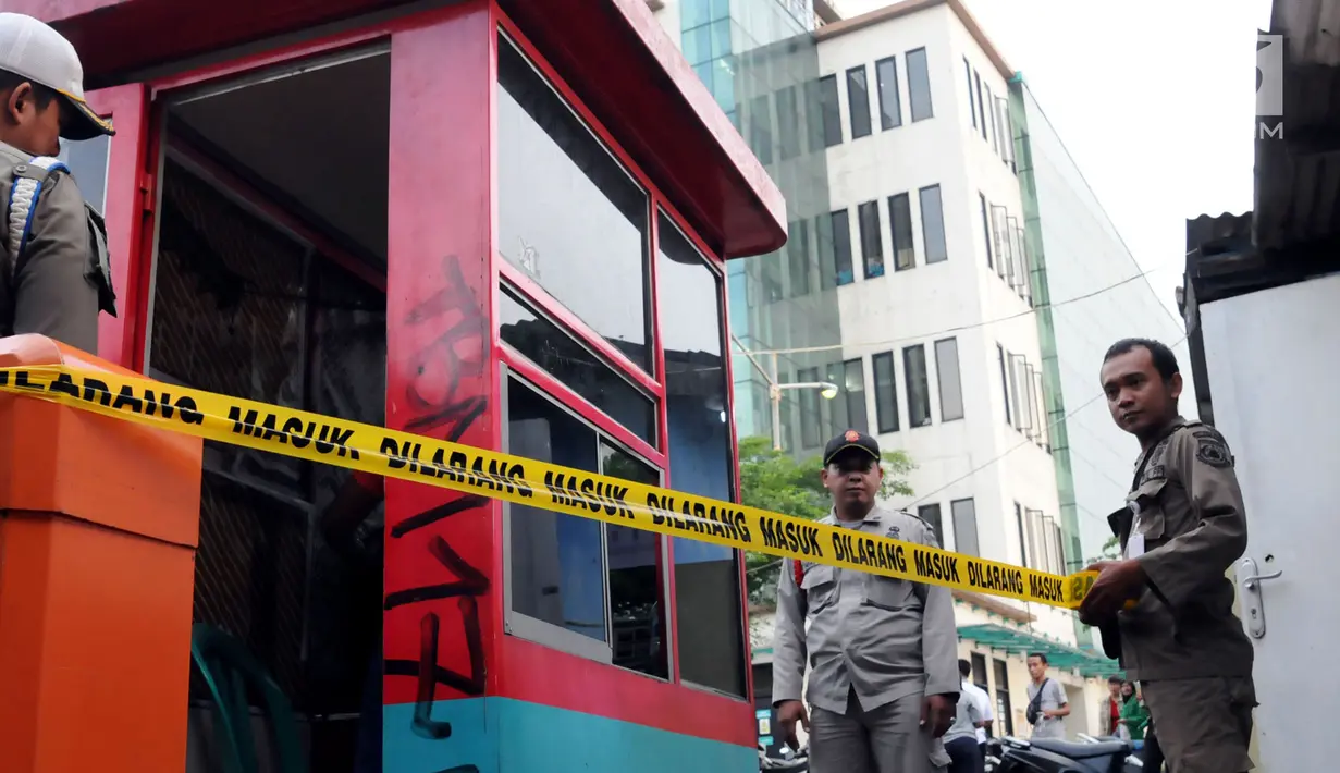 Penyidik Pegawai Negeri Sipil (PPNS) bersama Satpol PP menyegel lahan parkir RSUD Kota Tangsel di Pamulang, Rabu (11/4). Lahan parkir yang dikelola pihak swasta itu disegel karena tidak membayar pajak parkir selama tiga tahun. (Merdeka.com/Arie Basuki)