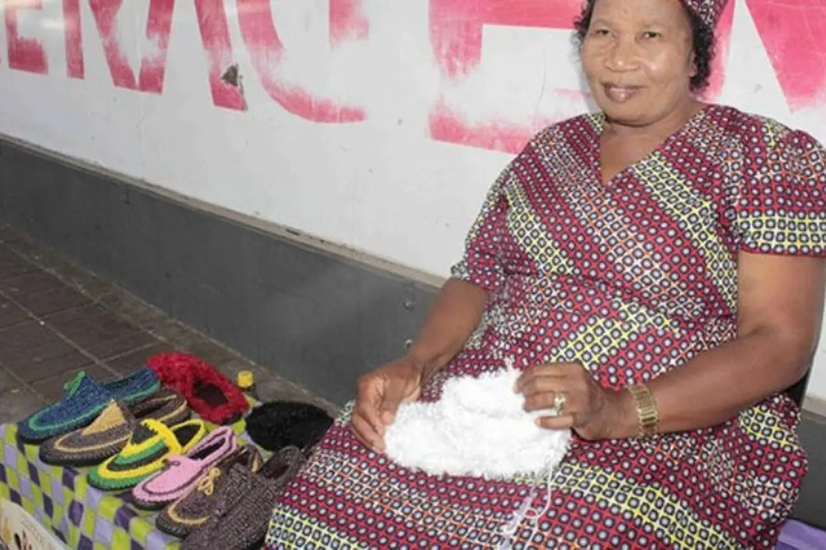 Kreatif, Wanita Ini Ciptakan Sepatu Unik dari Tali Rafia