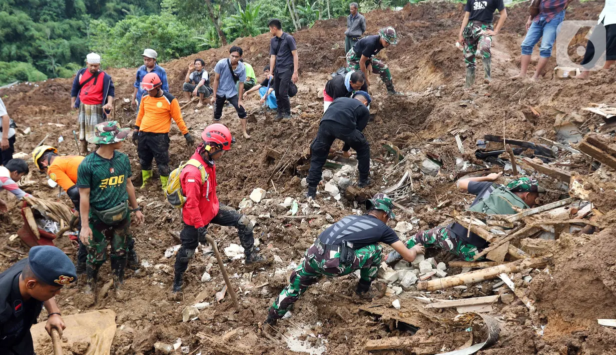 Tim SAR gabungan mencari korban yang tertimbun longsor akibat gempa berkekuatan magnitudo 5,6 di Cijendil, Kabupaten Cianjur, Jawa Barat, Rabu (23/11/2022). Puluhan warga di kawasan itu diperkirakan masih tertimbun longsor pascagempa yang mengguncang Cianjur pada 21 November 2022. (Liputan6.com/Herman Zakharia)