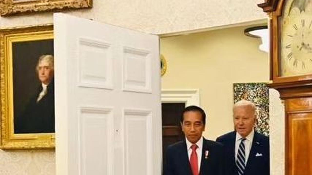 Pertemuan hangat tampak pada potret yang dibagikan. Bahkan ada satu foto yang membuat warganet salah fokus dan ramai mengomentari.&nbsp;