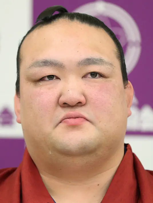 Pemegang predikat grand champion sumo, Kisenosato menyeka air matanya saat mengumumkan pensiun dari arena sumo di Tokyo, Rabu (16/1). Kisenosato merupakan satu-satunya pesumo Jepang di liga teratas olahraga itu. (Yohei Nishimura/Kyodo News via AP)