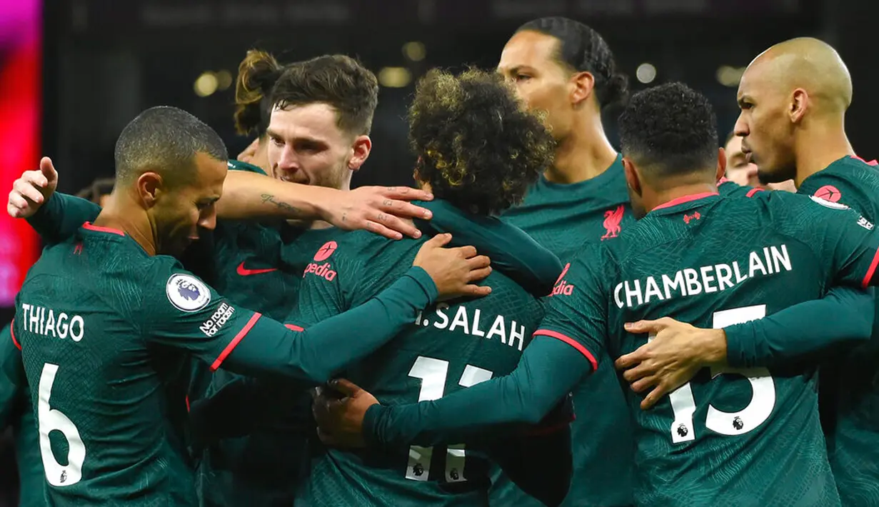 Para pemain Liverpool merayakan gol Mohamed Salah ke gawang Aston Villa pada pertandingan sepak bola Liga Inggris di Villa Park, Birmingham, Inggris, 26 Desember 2022. Liverpool mengalahkan Aston Villa dengan skor 3-1. (AP Photo/Rui Vieira)