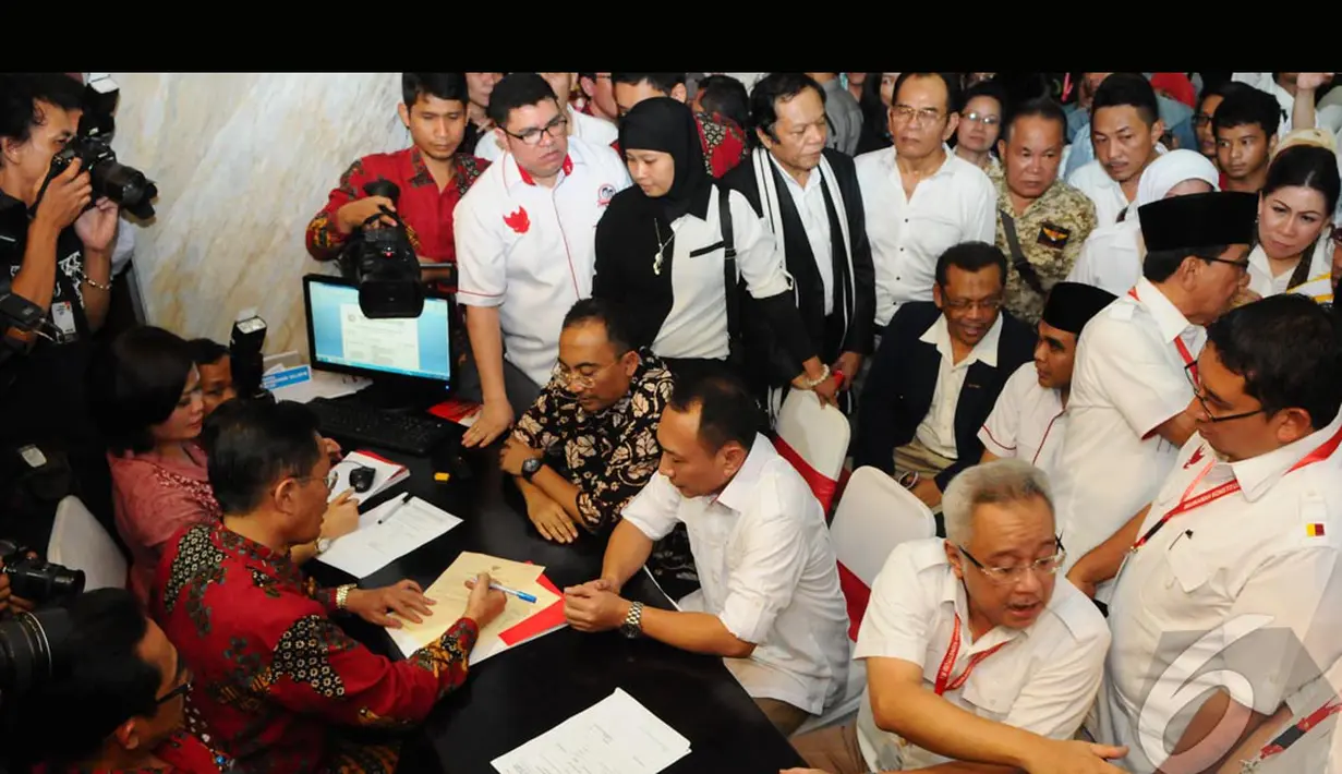 Menurut Tim pengacara Prabowo-Hatta telah terjadi kecurangan yang massif, terstruktur, dan sistematis dalam proses Pilpres yang digelar KPU, Jakarta, Jumat (25/07/2014) (Liputan6.com/Andrian M Tunay)