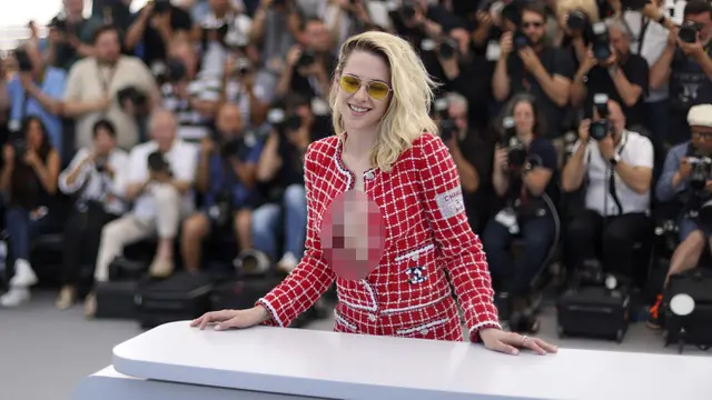 FOTO: Gaya Kristen Stewart Saat Hadiri Festival Film Cannes 2022