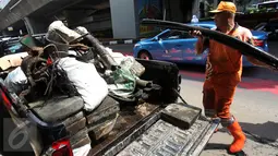 Petugas membawa kulit kabel dari dalam gorong-gorong Jalan Gatot Subroto, Jakarta ke sebuah mobil bak, Senin (6/3). Kulit kabel ini dianggap menjadi penyebab utama terjadinya banjir di Jalan Gatot Subroto pada 2 Maret 2017 lalu. (Liputan6.com/Johan Tallo)